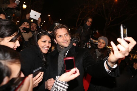 Bradley Cooper partage photos et autographes avec ses fans lors de l'avant-première parisienne de Happiness Therapy à l'UGC Normandie, le 17 janvier 2013