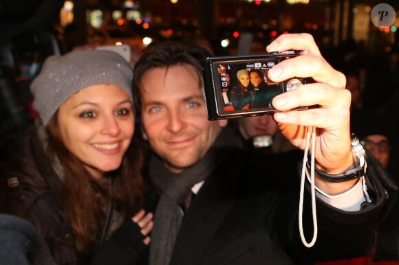 Bradley Cooper prend une photo avec une fan à l'avant-première parisienne de Happiness Therapy à l'UGC Normandie, le 17 janvier 2013