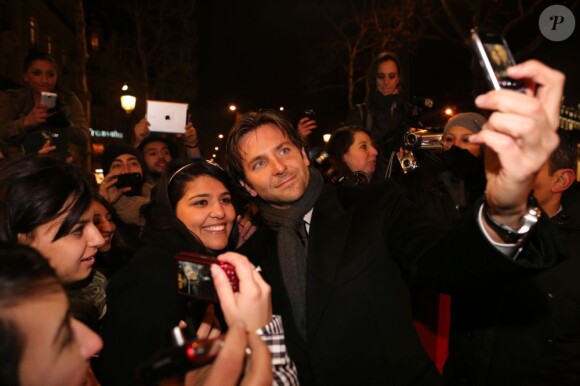 Bradley Cooper avec ses fans lors de l'avant-première parisienne de Happiness Therapy à l'UGC Normandie, le 17 janvier 2013