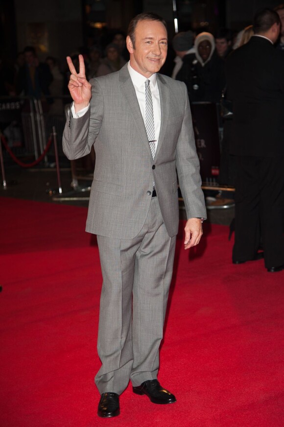 Kevin Spacey pose devant les photographes lors de la première de la série House Of Cards à l'Odeon West End de Londres, le 17 janvier 2013.
