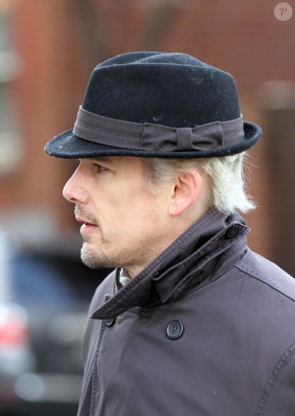 Ethan Hawke cache sa nouvelle teinture blonde sous un chapeau à Downtown Manhattan, à New York, le 17 janvier 2013.