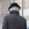 Ethan Hawke cache sa nouvelle coloration sous un élégant chapeau à Downtown Manhattan, à New York, le 17 janvier 2013.