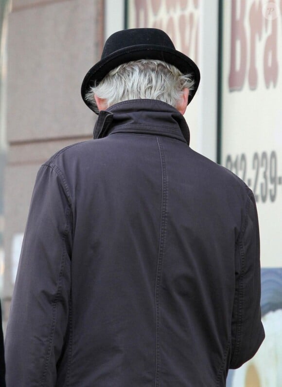 Ethan Hawke cache sa nouvelle coloration sous un élégant chapeau à Downtown Manhattan, à New York, le 17 janvier 2013.