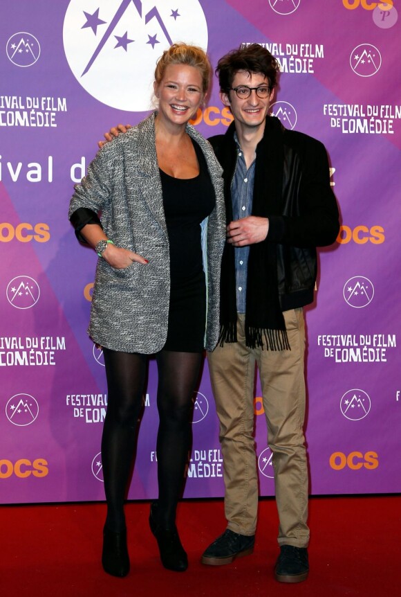Virginie Efira enceinte et Pierre Niney posent lors de la soirée de clôture du Festival du film de comédie de l'Alpe d'Huez, le 19 janvier 2013.