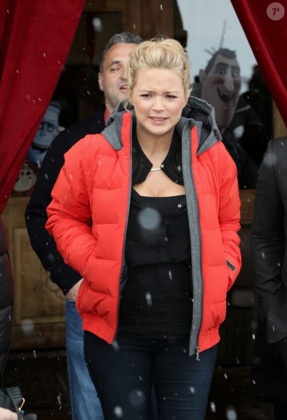 Virginie Efira enceinte et emmitouflée dans une doudoune Look s'apprête à assure le photocall du film Hôtel Transylvanie dans lequel elle prête sa voix, lors du 16e festival international du film de comédie, le 19 janvier 2013.
