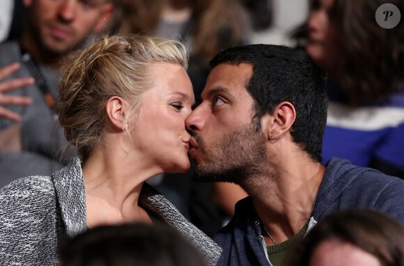 Virginie Efira enceinte embrasse son compagnon Mabrouk El Mechri pendant le palmarès du 16e festival international du film de comédie de l'Alpe d'Huez, le 19 janvier 2013.