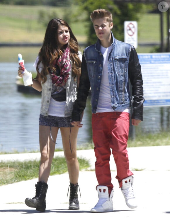Selena Gomez et Justin Bieber, en promenade, à Van Nuys, le 30 juin 2012. 