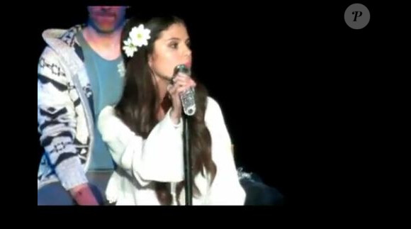 Selena Gomez chante Cry me a river, à New York lors d'un Gala pour l'UNICEF, le 19 janvier 2013.