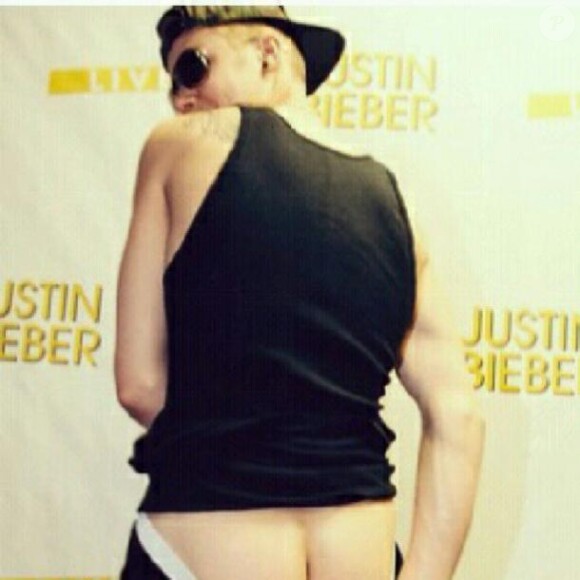 Justin Bieber pose, les fesses à l'air, sur Instagram le 19 janvier 2013.
