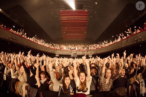 Des milliers de doigts d'honneur pour saluer avec humour la performance délirant des Airnadette, à l'Olympia le 19 janvier 2013.