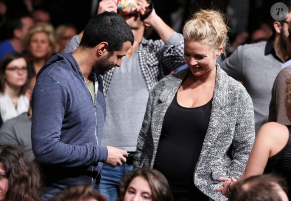 Virginie Efira enceinte et complice avec son compagnon Mabrouk El Mechri pendant le 16e festival international du film de comédie de l'Alpe d'Huez, le 19 janvier 2013.