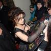 Helena Bonham Carter signe des autographes à la soirée London Critics Circle Film Awards à Londres, le 20 janvier 2013.