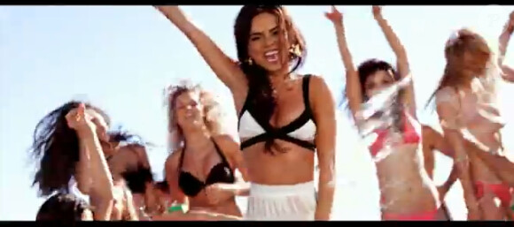 Inna, image du clip More Than Friends, extrait de l'album Party Never Ends à paraître le 1er mars 2012