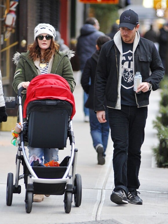 L'actrice Drew Barrymore et son mari Will Kopelman promènent leur fille Olive dans les rues de New York le 20 Janvier 2013.