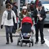 Drew Barrymore et son mari Will Kopelman promènent leur fille Olive dans les rues de New York le 20 Janvier 2013.