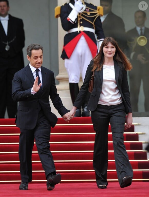 Nicolas Sarkozy et Carla Bruni lors de la passation de pouvoir à l'Elysée le 15 mai 2012