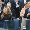 Beyoncé chante The Star Spangled Banner, l'hymne national américain lors de l'investiture de Barack Obama dont elle recevra les chaleureuses félicitations et un baiser, le 21 janvier 2013 à Washington