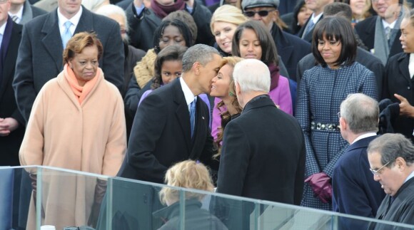 Beyoncé chante The Star Spangled Banner, l'hymne national américain lors de l'investiture de Barack Obama dont elle recevra les chaleureuses félicitations et un baiser, le 21 janvier 2013 à Washington