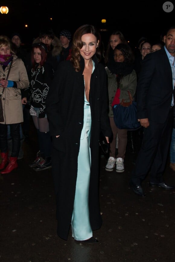 Elsa Zylberstein arrive au Palais de Chaillot pour assister au défilé haute couture printemps-été 2013 de Giorgio Armani. Paris, le 22 janvier 2013.