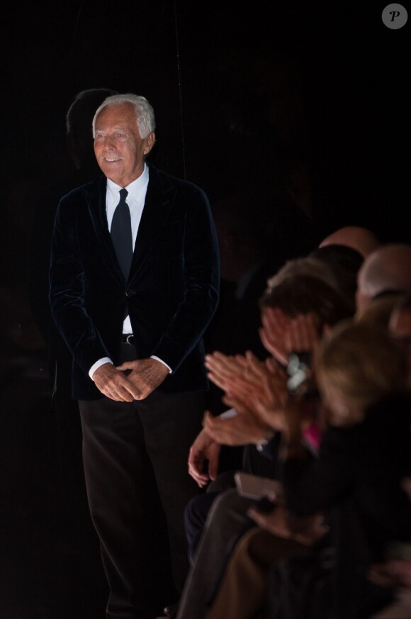 Giorgio Armani salue ses invités à l'issue de son défilé haute couture printemps-été 2013 au Palais de Chaillot. Paris, le 22 janvier 2013.