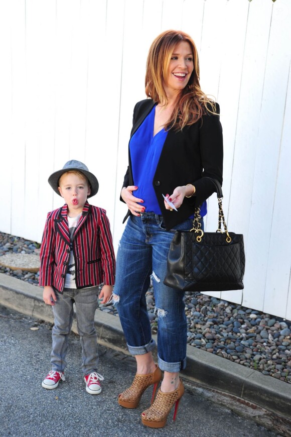 La comédienne Poppy Montgomery, enceinte de son deuxième enfant, et son premier fils Jackson attendent leur voiture après avoir petit-déjeuné à Santa Monica, le 23 janvier 2013