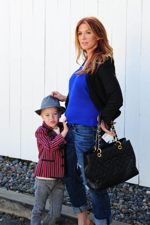 La jolie Poppy Montgomery, enceinte de son deuxième enfant, et son premier fils Jackson attendent leur voiture après avoir petit-déjeuné à Santa Monica, le 23 janvier 2013
