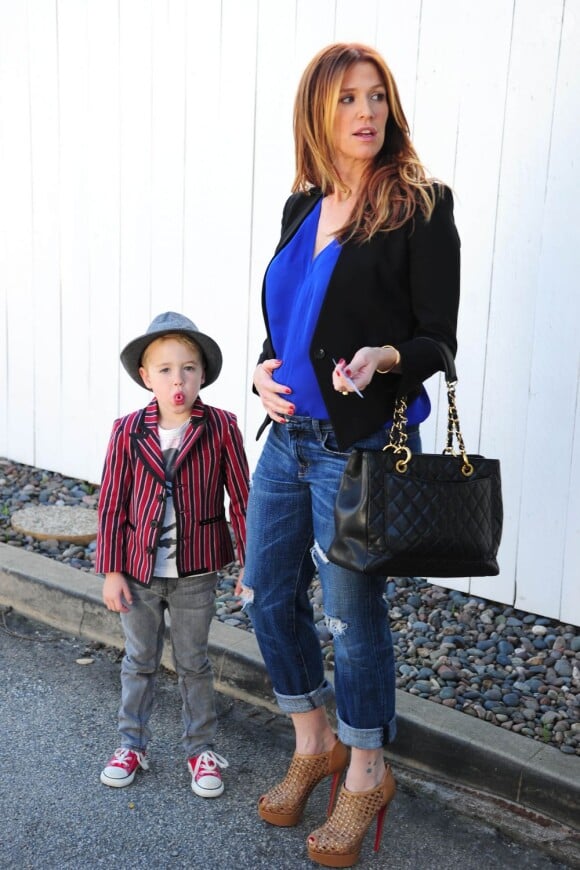Poppy Montgomery, actuellement enceinte de son deuxième enfant, et son premier fils Jackson attendent leur voiture après avoir petit-déjeuné à Santa Monica, le 23 janvier 2013