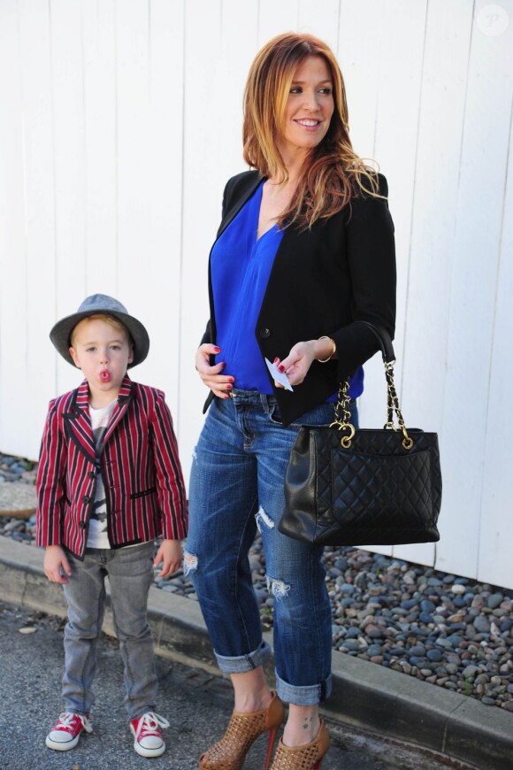 Poppy Montgomery, enceinte de son deuxième enfant, et son premier fils Jackson attendent leur voiture après avoir petit-déjeuné à Santa Monica, le 23 janvier 2013