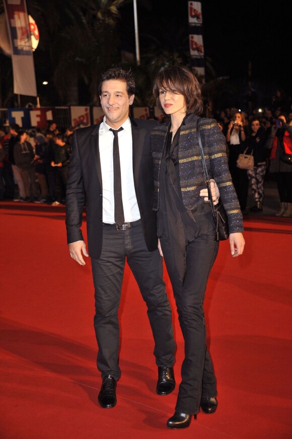 Titoff et sa femme sur le tapis rouge de la 14e édition des NRJ Music Awards au Palais des Festivals à Cannes, le 26 janvier 2013