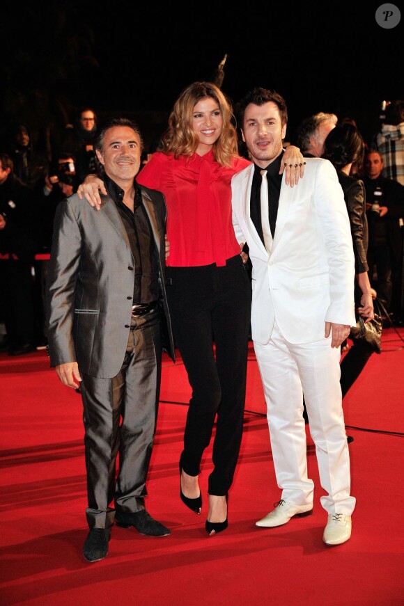 José Garcia, Isabelle Funaro et Michaël Youn sur le tapis rouge de la 14e édition des NRJ Music Awards au Palais des Festivals à Cannes, le 26 janvier 2013