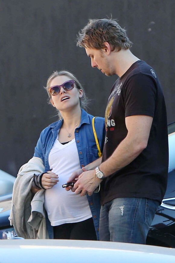 Kristen Bell, enceinte, accompagnée de son fiancé Dax Shepard à Los Angeles le 26 janvier 2013.