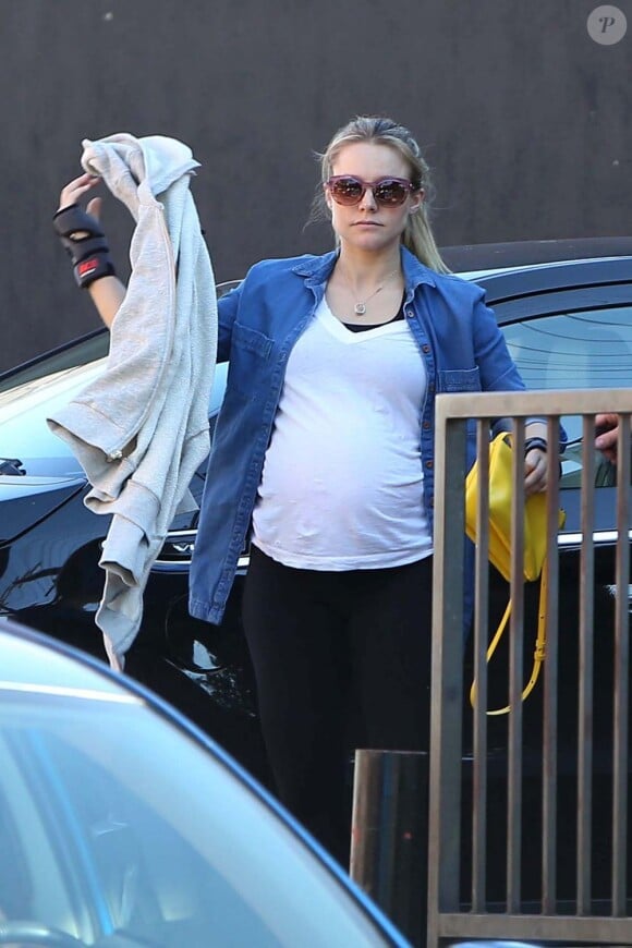L'actrice Kristen Bell, enceinte, accompagnée de son petit ami Dax Shepard à Los Angeles le 26 janvier 2013.