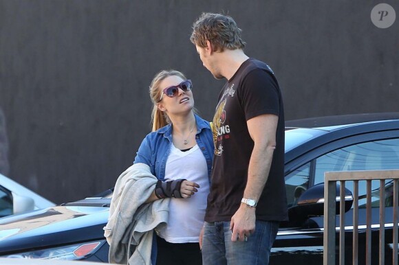 La comédienne Kristen Bell, enceinte, accompagnée de son fiancé Dax Shepard à Los Angeles le 26 janvier 2013.