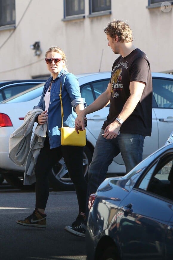 Kristen Bell, enceinte, accompagnée de son mari Dax Shepard à Los Angeles le 26 janvier 2013.