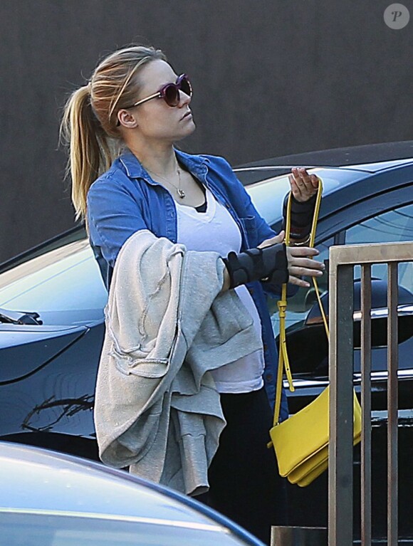 Kristen Bell, très enceinte, accompagnée de son petit ami Dax Shepard à Los Angeles le 26 janvier 2013.