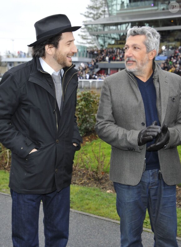 Edouard Baer et Alain Chabat lors du 92e Grand Prix d'Amérique à l'hippodrome de Vincennes à Paris le 27 Janvier 2013.