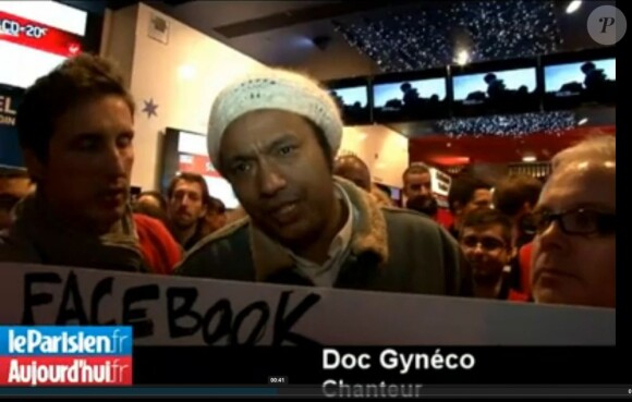 Doc Gyneco avec les salariés de Virgin Megastore menacés de licenciement à Paris le 30 décembre 2012.