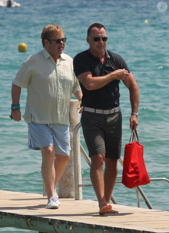 David Furnish et Elton John à Saint Tropez, le 13 août 2012.