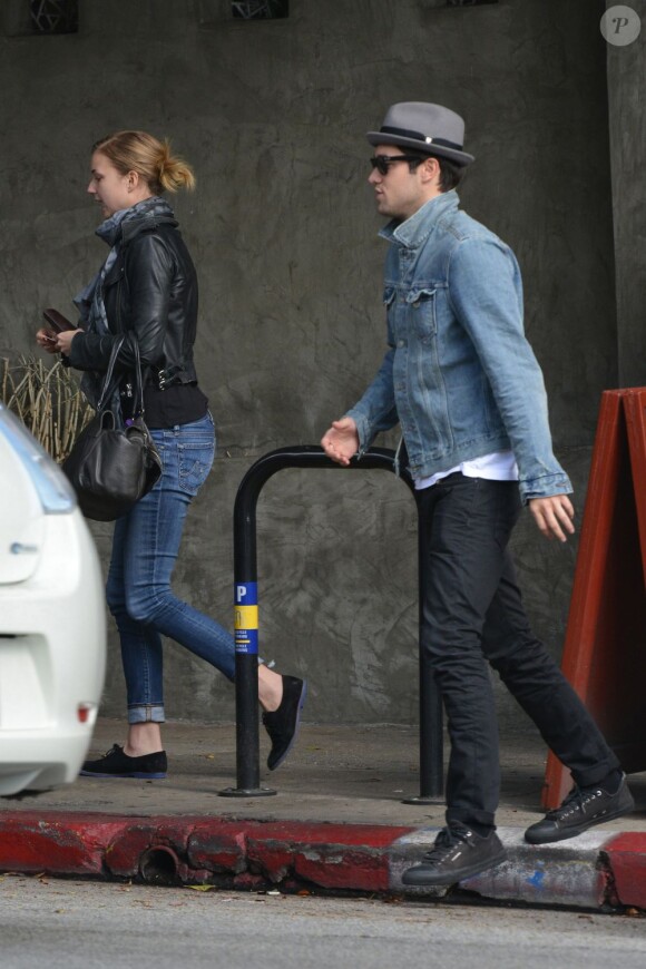 Emily VanCamp avec son amoureux et partenaire de la série Revenge, Josh Bowman, ont partagé un brunch à Los Angeles, le 27 janvier 2013.