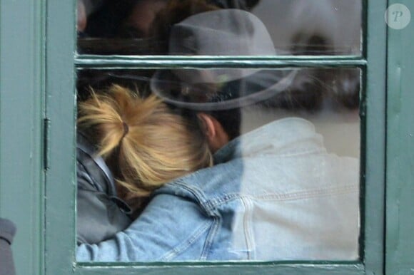 Emily VanCamp et son partenaire de la série Revenge, Josh Bowman, partagent un brunch à Los Angeles, le 27 janvier 2013.