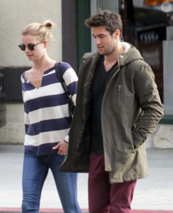 Emily VanCamp et son petit ami Joshua Bowman vont dejeuner à Los Feliz, le 9 janvier 2013.