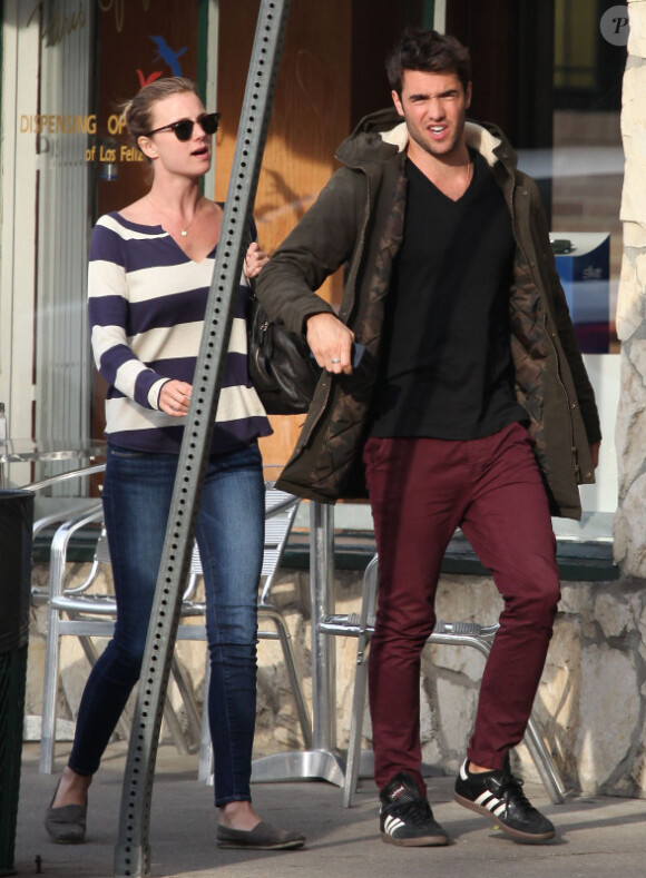 Emily VanCamp et son petit ami Joshua Bowman vont dejeuner à Los Feliz, le 9 janvier 2013.