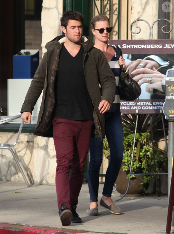 Emily VanCamp et son petit ami Joshua Bowman vont dejeuner à Los Feliz, le 9 janvier 2013.