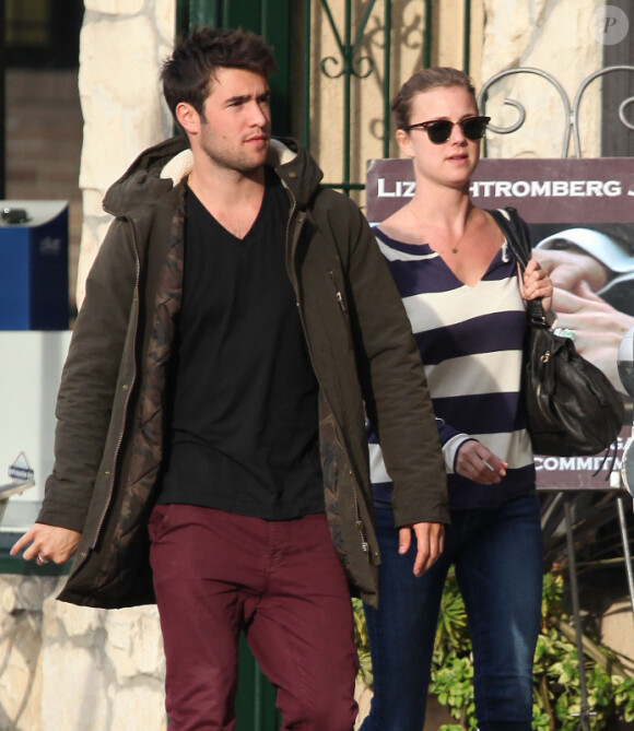 Emily VanCamp et son petit ami Joshua Bowman vont dejeuner à Los Feliz, le 9 janvier 2013.