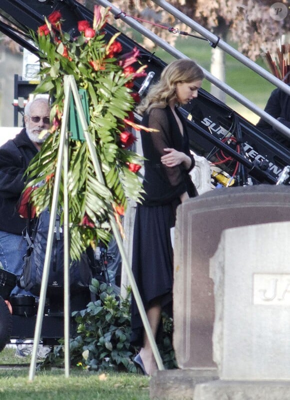 Emily VanCamp et Joshua Bowman tournent une scène dans un cimetière à Los Angeles, le 28 janvier 2013.