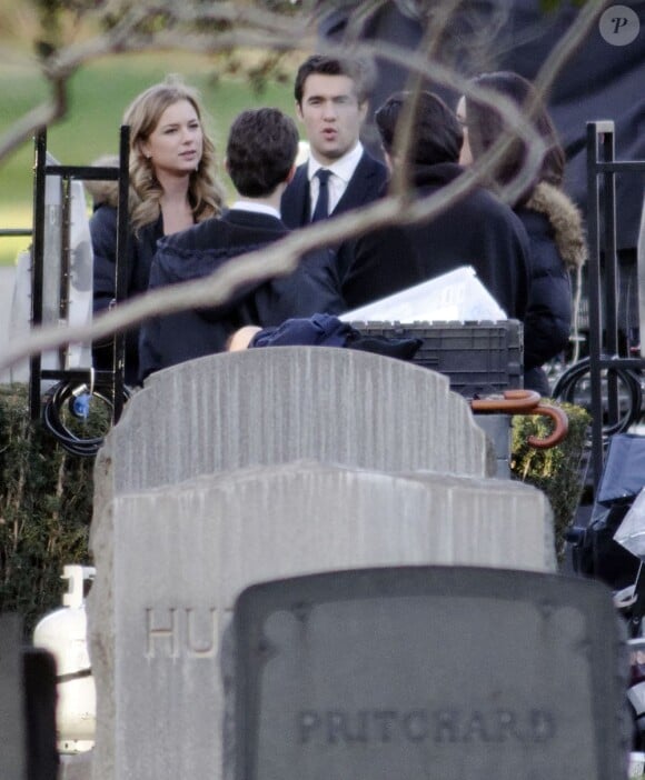 Emily VanCamp et Joshua Bowman tournent une scène dans un cimetière à Los Angeles, le 28 janvier 2013.