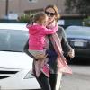 Jennifer Garner et sa fille Seraphina, toujours en rose, sont allées chercher leur chocolat chaud chez Starbucks à Brentwood, le 29 janvier 2013