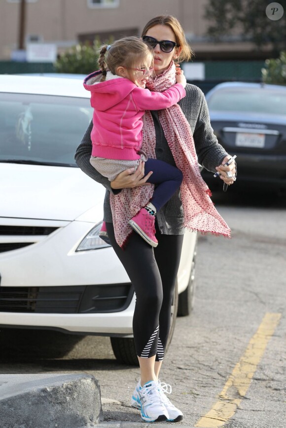 Jennifer Garner et sa fille Seraphina, toujours en rose, sont allées chercher leur chocolat chaud chez Starbucks à Brentwood, le 29 janvier 2013