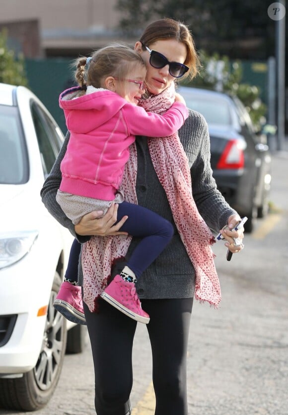 Jennifer Garner et sa fille Seraphina dans les bras sont allées chercher leur chocolat chaud chez Starbucks à Brentwood, le 29 janvier 2013