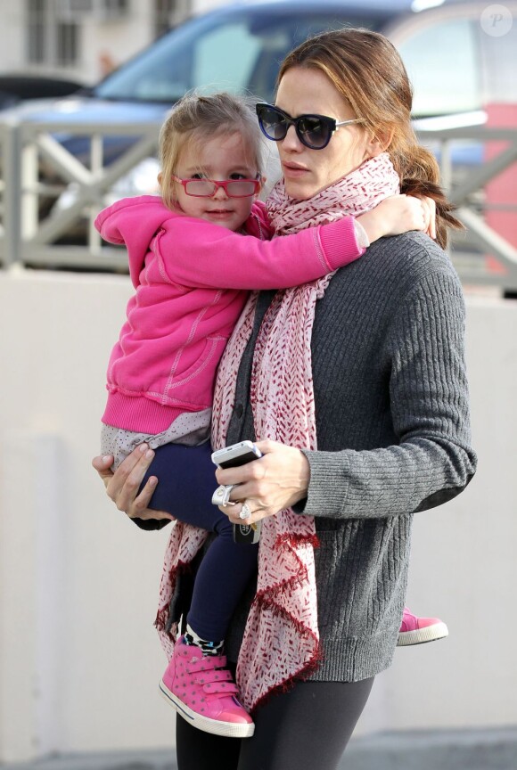 Jennifer Garner et sa fille Seraphina avec ses petites lunettes sont allées chercher leur chocolat chaud chez Starbucks à Brentwood, le 29 janvier 2013